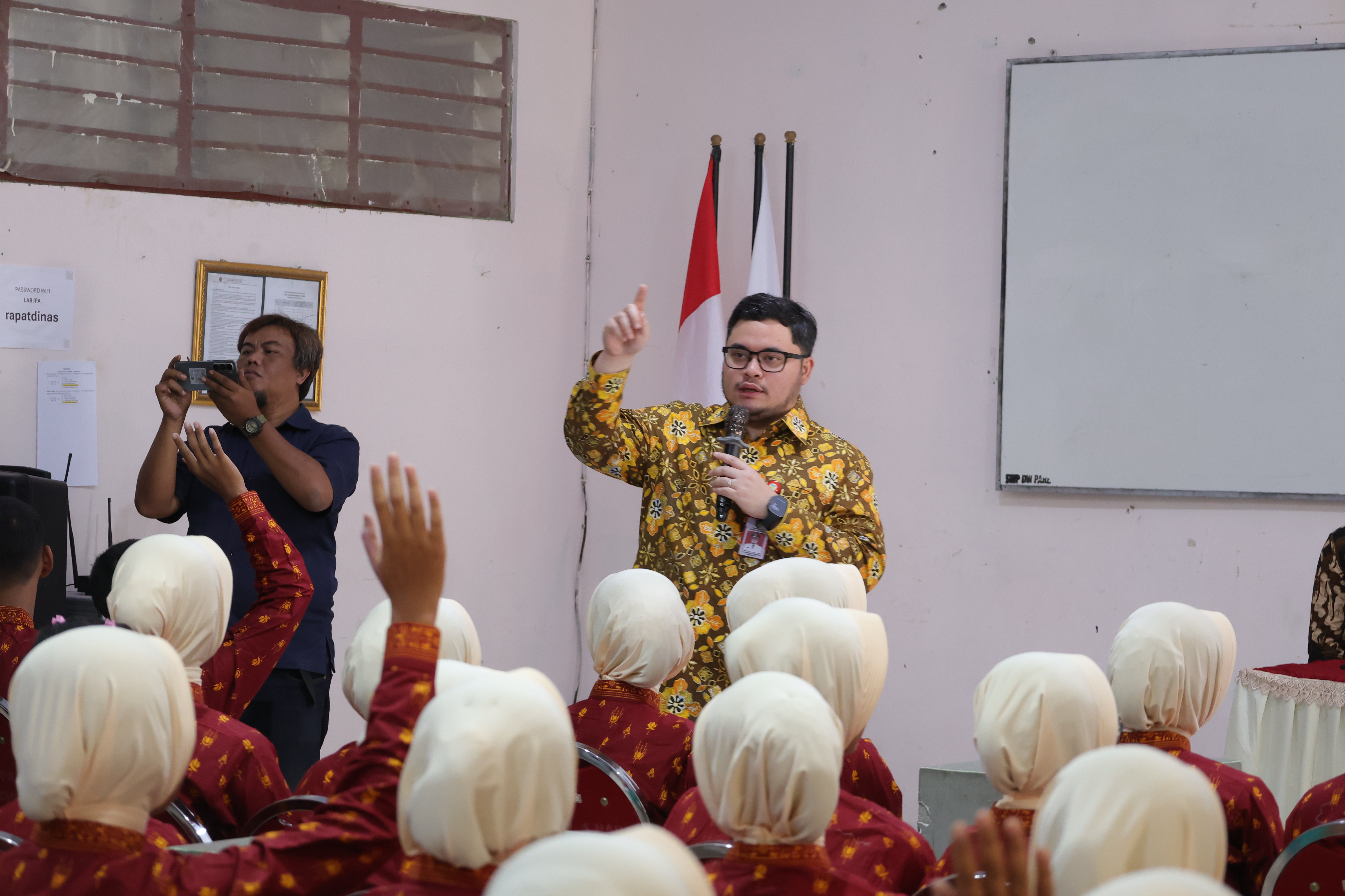 Dari Kisah Pencari Kayu hingga Hadiah Gawai, Bupati Kediri Tegaskan Komitmen Kembangkan Potensi Anak-Anak Kediri hingga Jenjang Perguruan Tinggi