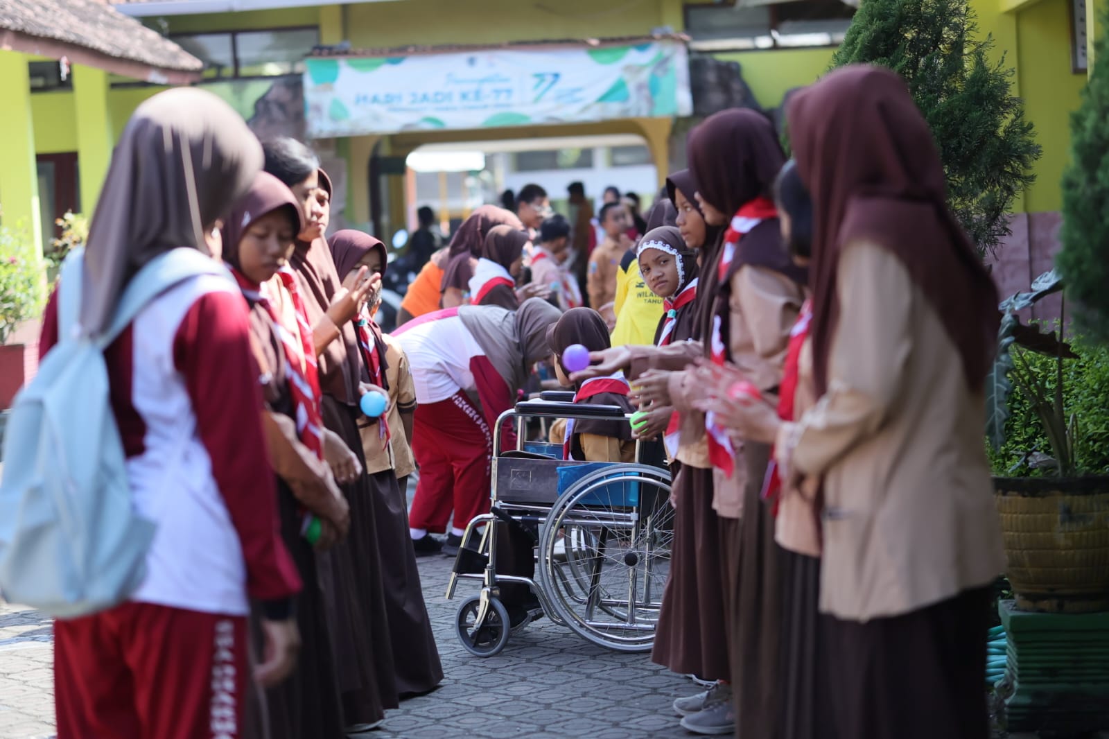 Inovasi Pangan Probiotik: Siswa SMA Dharma Wanita 1 Pare Boarding School Olah Susu Menjadi Permen Yogurt Telang